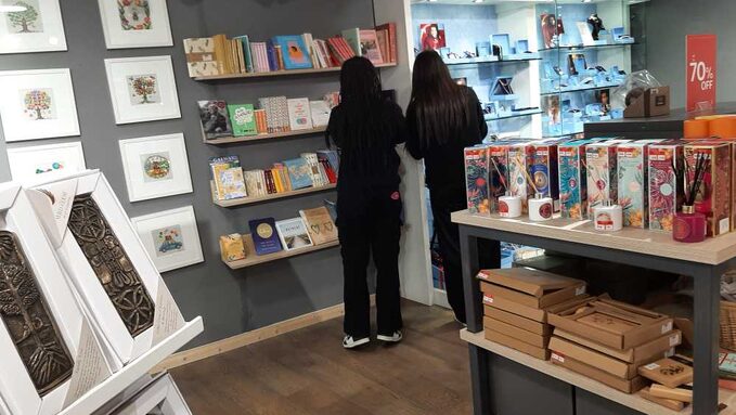 Ayna et Sofia dans le magasin Kilkenny Shop à Galway.jpg